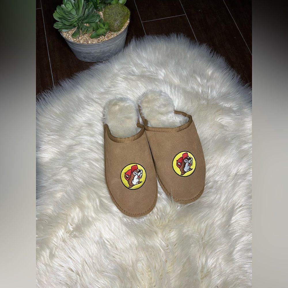Buc-ee’s cozy slippers Sz 10